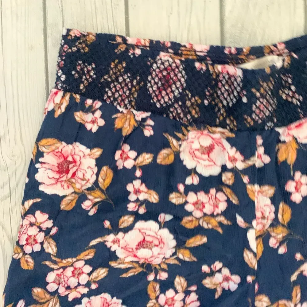 LC Lauren Conrad-navy floral smocked waist shorts-large